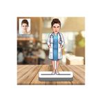 wonderlike Doktor Karikatürlü 3D Ahşap Biblo - Fotoğraftan Çizim Beyaz Önlüklü Tıp Çalışanı Hediyesi - Sevgiliye Doğum Günü ve Atama Hediyelik - İsimli Hekim Masa Üstü Dekoratif Süs Heykelcik - Tıp Bayramı