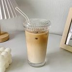 YAHUIPEIUS Cam Bardak Çizgili Cam Bardak Kahve Fincanı Kapaklı ve Hasır Kapaklı Güvenli Değil 13 Oz Su, Buzlu Kahve, Süt, Çay, Meyve Suyu için İçme Bardakları (A-Stripe)