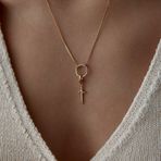 Yarım Tur Taşlı Charm Halkalı Kılıç Kolye