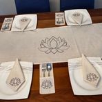 Yemek Sunum Takımı 6 Kişilik Masa Örtüsü Takımı Runner Peçete Kaşıklık Lotus Çiçeği Sofra Takımı (Bej-Siyah)
