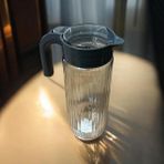 YF Tekstil Ambalaj 1.5 Litre Cam Sürahi - Ergonomik Plastik Kapaklı, Şık ve Dayanıklı Tasarım, Bulaşık Makinesinde Yıkanabilir - 1BW-Beyaz - --