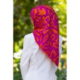 % 57 İpek % 43 Viskon Twill İpek Büyük Çiçek Desenli Fuşya - Turuncu Renkli 90X90 Eşarp Dikim Şekli : El Dikişi