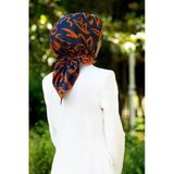 % 57 İpek % 43 Viskon Twill İpek Büyük Çiçek Desenli Lacivert - Turuncu Renkli 90X90 Eşarp Dikim Şekli : El Dikişi