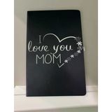 " I Love You Mom" Yazılı Anneler Günü Özel Uv Baskılı A5 Defter ? Yumuşak Deri Kapaklı Çizgili Ajanda Defter ? 80 Yaprak Tarihsiz Not Defteri Anneye Hediye ? (Kod:18)