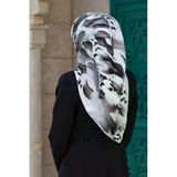 %100 Twill İpek Batik Desenli Siyah - Beyaz Renkli 90X90 Eşarp Dikim Şekli : El Dikişi