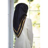 %100 Twill İpek El Yazısı Vissona Desenli Lacivert - Gold Renkli Daha Tok Exclusive Serisi 90X90 Eşarp Kenar Dikiş Şekli : El Dikişi