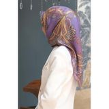 %100 Twill İpek Şal Desenli Lila Renkli 90X90 Eşarp Dikim Şekli : El Dikişi