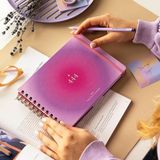 2026 Dikey Haftalık Ajanda – Yatay A5 Formda Spiralli Sert Kapak Haftalık Ajanda 21X15 cm Aura - Çok Renkli