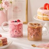 2’li 350 ml Fiyonk Detaylı Cam Kupa Seti, Pembe 3D Fiyonklu Kulplu Şeffaf Bardak, Çay Kahve Latte ve Sıcak Soğuk İçecekler İçin