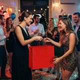42 x 38 x 12 cm – Hediyelik Karton Çanta Kırmızı Düz Lüks Parlak Karton Çanta
