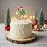 5 adet Noel Temalı Dekoratif Pasta Süsleme Seti, Candy Cane ve Yeşil Fiyonk Tasarımlı, Beyaz Krem Kaplı, Ahşap Kütük Stand ile