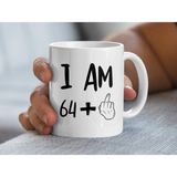 65. Doğum Günü Hediyesi - I Am 64 Plus Orta Parmak Komik Kupa - 65 Yaşında - 65 Yıldönümü Kupası - Beyaz