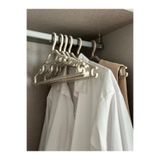 6’lı Desenli Esnek Plastik Askı Seti – Kalın Gövdeli Elbise, Pantolon, Ceket ve Fular Askısı – Klipsli Çok Amaçlı Dolap Askısı (Bej)