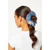 Açık Mavi Denim Görünümlü Ayıcık Etiketli Fırfırlı Scrunchie Saç Tokası