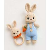 Açık Mavi Tulumlu Havuçlu Sempatik Tavşan Uyku Arkadaşı Ve Çıngırak Takımı Amigurumi Organik Oyuncak