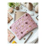 ADUŞKA Home Kapitone Kitap Kılıfı / Tablet Çantası (29cmx22cm Papatya, arı desenli 3 boyutlu kumaş/ 11 inç/su geçirmez)
