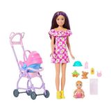 Aesco Barbie Bebek Bakıcısı Skipper Oyun Seti, Kahverengi Saçlı Yetişkin ve Sarı Saçlı Küçük Bebek, Bebek Arabası, Çıkarılabilir Araba Koltuğu ve 7 Aksesuar, JJB42 - Ahşap