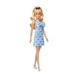 Aesco Barbie Fashionistas Bebek, Fiyonklu ve Önden Bağlamalı Mavi Elbisesi, Fiyonklu Siyah Saç Tokası ve Uyumlu Mavi Topuklu Ayakkabılarıyla Sarı Saçları At Kuyruğu Şeklinde Toplanmış, HYT93