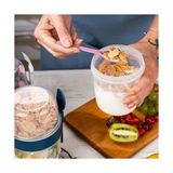 Ahl Shop 650 ml Take-Go Kaşıklı Hazneli Meyveli Müsli Kabı Piknik Iş Yoğurt Süt Bardağı Kapaklı ve Kaşıklı Kahvaltı Bardakları, Tahıl Tepesi Yulaf Ezmesi Granola (Beyaz)