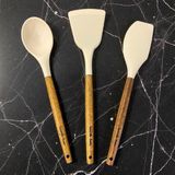 Ahşap Saplı 3'lü Silikon Mutfak Gereçleri Seti - Isıya Dayanıklı Yanmaz Yapışmaz Spatula ve Servis Kaşığı Takımı, Ergonomik Tasarım
