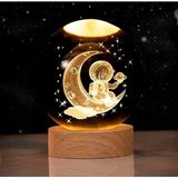 Ahşap Standlı Cam Küre Işıklı Göz Yormayan Ay ve Astronot Motifli Masaüstü Aydınlatma Gece Lambası Dekoratif Çocuk Odası Salon Yatak Odası Lamba 6cm x 6cm (Astronot)