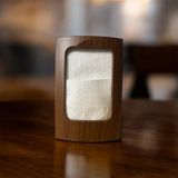Ahşap ve Siyah Reçine Peçetelik, Masa Üstü Peçete Tutucu, Doğal Ahşap Görünümlü, Modern Tasarım taban derinlik 16 cm yatay 9 cm üst 14 cm