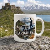 Ajans 313 Ardahan Temalı 75 Plaka Atatürk Silüetli ve Kaz Figürlü Özel Tasarım Seramik Kupa Bardak - 1 Adet - Beyaz