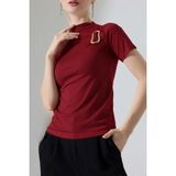 AKD Atelier Kadın T-Shirt Kısa Kollu Gold Toka Detaylı Büzgülü Yarım Balıkçı Yaka Sandy Likralı Şık Bluz - Bordo