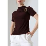 AKD Atelier Kadın T-Shirt Kısa Kollu Gold Toka Detaylı Büzgülü Yarım Balıkçı Yaka Sandy Likralı Şık Bluz - Kahverengi
