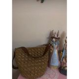 Aktar El Yapımı Örgü Kadın Çantası – Hasır Görünümlü Şık Omuz Çantası Zar🌺 Model - •Yükseklik: 24 cm •Genişlik: 22 cm •Derinlik: 12 cm •Askı uzunluğu: 100 cm - Kağıt
