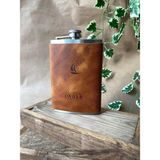 Alesta Leather Atelier (Isim Yazıyoruz) El Dikişi Deri Kaplamalı Çelik Viski Kanyak Içki Matarası ve Huni - 8oz 236ML - Amber