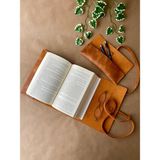 Alesta Leather Atelier (Isim Yazıyoruz) El Yapımı Hakiki Deri 2'li Hediye Seti Kitap Ajanda Kılıfı & Kalemlik - Camel