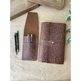 Alesta Leather Atelier (Isim Yazıyoruz) El Yapımı Hakiki Deri 2'li Hediye Seti Kitap Ajanda Kılıfı Kapaklı Kalemlik - Acı Kahverengi