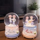 ALK Orta Boy Romantik Çift Temalı Kar Küresi