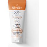 All in All is Hyalüronik Asit Ve Jojoba Yağı Içeren Spf 50+ Tüm Ciltler Için Yüksek Korumalı Güneş Kremi