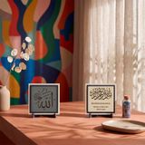 Allah C.C. Formu ve Mealli Besmele Dekoratif İkili Masa Süsü 10x10 cm | Özel taş tozu karışımı ve özel deri detaylarıyla uzun ömürlü kullanım sunan, mermer olmayan seçkin bir settir.