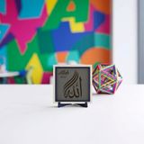 Allah (C.C.) Yazılı Butik Masaüstü Objesi 10x10 cm | Çalışma masası ve kitaplık için estetik tasarım, her köşede asil ve manevi bir duruş sergiler