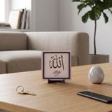 Allah (C.C.) Yazılı Modern Dekoratif Obje,Ev ve Ofis İçin Manevi Değerli Masaüstü Aksesuarı 10x10 cm (Yavru Ağzı)