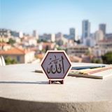 Allah Yazılı Modern Dekoratif Obje, Ev ve Ofis Dekorasyonuna Anlam Katan Zarif Masaüstü Aksesuarı 10x10 cm (Mor)