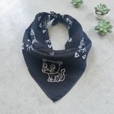 ALS Tasarım Dünyası Siyah Renk Zemin Üzerine Içinde Beyaz Kedi Desenli %100 Koton Bandana - 55 x 55 cm