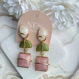 Altın Detaylı Pembe Yeşil Taşlı Sallantılı Küpe
