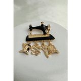Altın Ve Siyah Tonlu Makas Figürlü Dikiş Makinesi Broş (5cm)