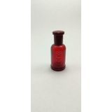 ANADOLU PARFÜM | Boş Doldurulabilir Cam Parfüm Şişesi, Klasik Erkek Tasarımı, Kırmızı Mat Cam, Kabartmalı Logo, Nazik Metal Spreyli, Yuvarlak Kapaklı, 50ml