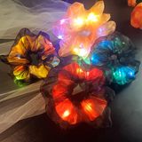 Aosimin Kadınlar Kızlar için 4 Adet Işıklı Saç Bandı, Çift Katmanlı Kumaş LED Scrunchie Saç Bağları, Cadılar Bayramı Noel için Karanlık Saç Aksesuarlarında Parlayan, Neon Parti Malzemeleri, Rave Oufit