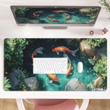 AQQA Oyun Sevimli Koi Balıkları Mouse Pad XL - Büyük Fare Altlığı Masa Altlığı, Dikişli Kenarlar Fare Altlığı, 3 mm Kalın Uzun Kaymaz Kauçuk Tabanlı Fare Pedi, 31,5 inç x 15,7 inç - Koi Balık Sanatı