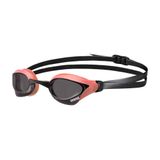 Arena Unisex Cobra Core Swipe Buğu Önleyici Yarış Yüzme Gözlüğü Erkekler ve Kadınlar için Polikarbonat Aynasız Lens, Duman/Mercan