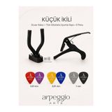 arpeggio ARTE Küçük İkili Gitar Aksesuar Seti | Duvar Askısı + Tüm Gitarlara Uyumlu Kapo + 6 Adet Pena 0,61 / 0,81 / 1 mm