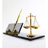 Art Online Krom Adalet Terazili-Kalemli -Kişiye Özel Tasarım Hakim Savcı Avukat Premium Cam Masaüstü Isimlik - Avukat Isimlik – Ofis Masaüstü Isimlik - Masalık - Gold