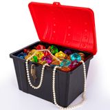 ArtCreativityTM Korsan Hazine Sandığı, 1 Kırmızı Kapaklı Siyah Sandık, Plastik Hazine Sandığı, Oyuncaklar için Fonksiyonel Saklama Sandığı, Sınıf için Mükemmel Ödül Sandığı, Hayali Oyun için Harika