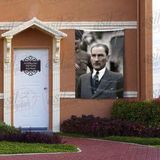 Asilmeydan Gazi Mustafa Kemal Atatürk Şık Takım Elbiseli Modern Atatürk Poster Bayrağı 100 x 150 cm